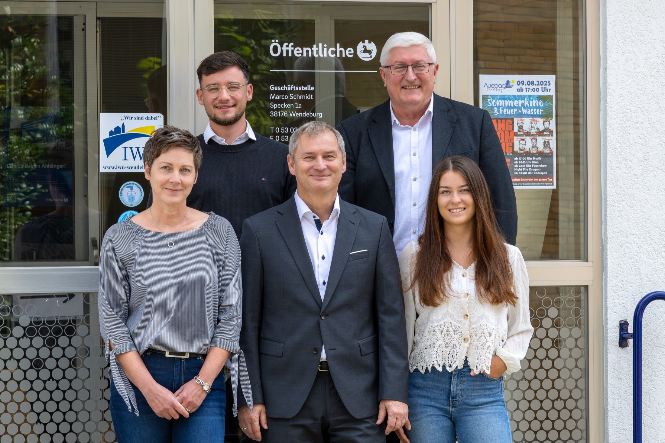 Das Team des Versicherungsbüros Marco Schmidt vor der Geschäftsstelle in Wendeburg